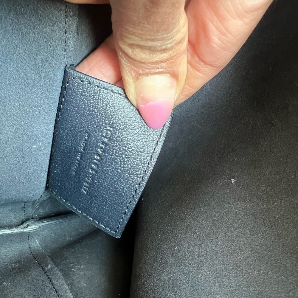 𝐒𝐎𝐋𝐃 𝐕𝐈𝐀 𝐄𝐌𝐓** 𝟏𝟎𝟎𝟎💯 authentic YSL navy blue with gold - Picture 6 of 7
